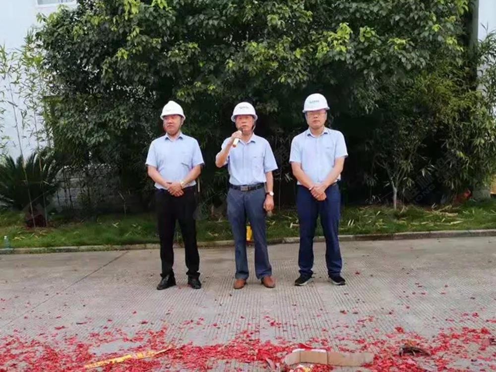桂林鴻程董事長容平勛發(fā)表致辭桂林鴻程機電設(shè)備有限公司廠區(qū)2#生產(chǎn)廠房開工大吉！
